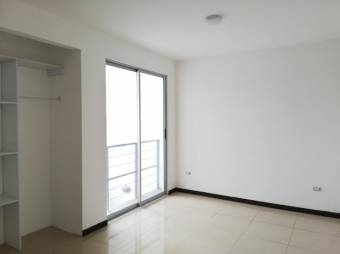 Se vende espacioso apartamento con terraza en condominio de Mata Redonda 23-2300