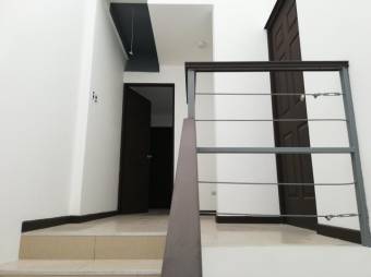 Se vende espacioso apartamento con terraza en condominio de Mata Redonda 23-2300