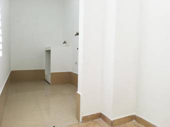 Se vende espacioso apartamento con terraza en condominio de Mata Redonda 23-2300