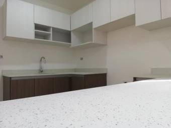 Se vende espacioso apartamento con terraza en condominio de Mata Redonda 23-2300