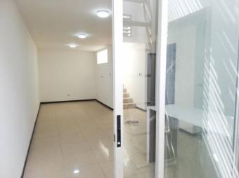 Se vende espacioso apartamento con terraza en condominio de Mata Redonda 23-2300