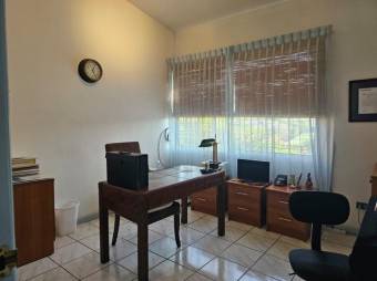 Se vende espaciosa casa con patio en residencial de Escazú Centro 23-2784