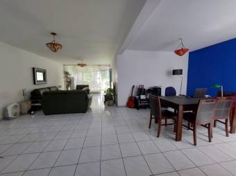 Se vende espaciosa casa con patio en residencial de Escazú Centro 23-2784