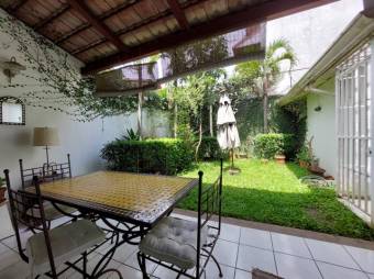 Se vende espaciosa casa con patio en residencial de Escazú Centro 23-2784