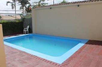 Se vende espaciosa casa con piscina y terraza en San Rafael de Escazú 24-33