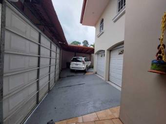 Se vende espaciosa casa con patio y terraza en Curridabat de San José 24-1002