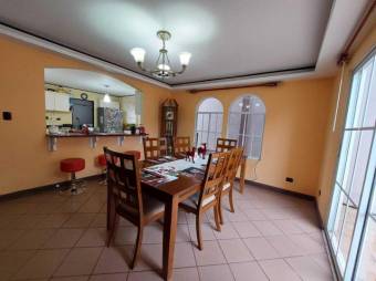 Se vende espaciosa casa con patio y terraza en Curridabat de San José 24-1002