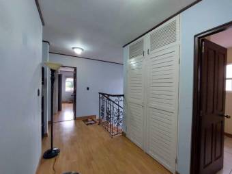 Se vende espaciosa casa con patio y terraza en Curridabat de San José 24-1002