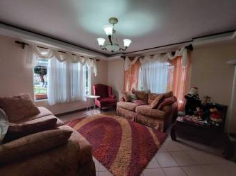 Se vende espaciosa casa con patio y terraza en Curridabat de San José 24-1002