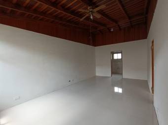 Se vende espaciosa casa con patio en Piedades de Santa Ana 24-822