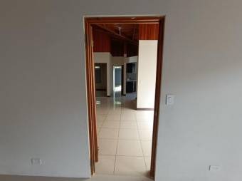 Se vende espaciosa casa con patio en Piedades de Santa Ana 24-822