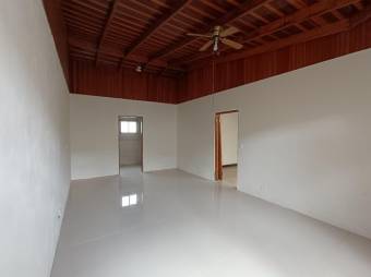 Se vende espaciosa casa con patio en Piedades de Santa Ana 24-822