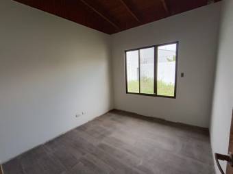 Se vende espaciosa casa con patio en Piedades de Santa Ana 24-822