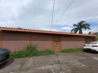 Se vende espaciosa casa con patio en Piedades de Santa Ana 24-822