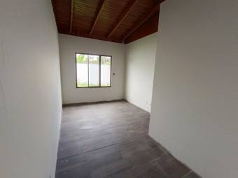 Se vende espaciosa casa con patio en Piedades de Santa Ana 24-822