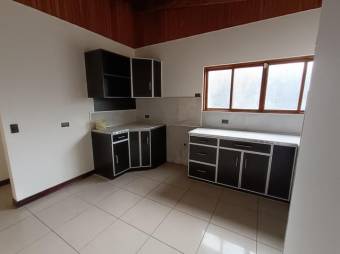 Se vende espaciosa casa con patio en Piedades de Santa Ana 24-822