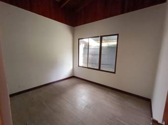 Se vende espaciosa casa con patio en Piedades de Santa Ana 24-822