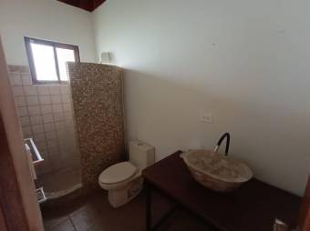 Se vende espaciosa casa con patio en Piedades de Santa Ana 24-822