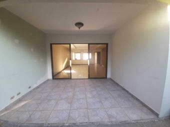 Se vende espaciosa casa con patio para inversión en Pozos de Santa Ana 24-40