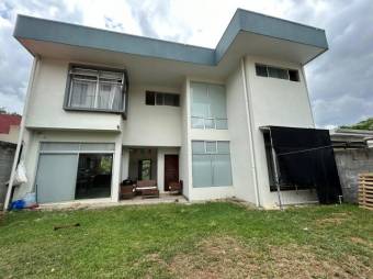 Se vende espaciosa casa con  patio y terraza en residencial de Brasil de Santa Ana 23-3231