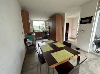 Se vende espaciosa casa con  patio y terraza en residencial de Brasil de Santa Ana 23-3231