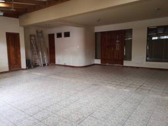 Se vende espaciosa casa con terraza y amplio patio en Sánchez de Curridabat 24-647