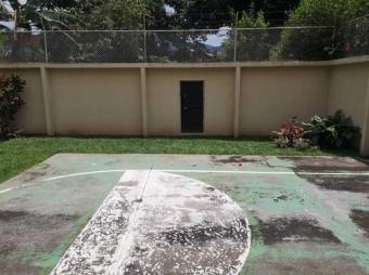 Se vende espaciosa casa con terraza y amplio patio en Sánchez de Curridabat 24-647