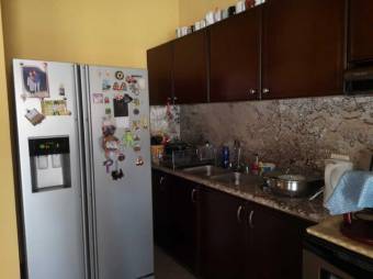 Se vende espaciosa casa con terraza y amplio patio en Sánchez de Curridabat 24-647