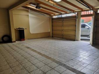 Se vende espaciosa casa con terraza y amplio patio en Sánchez de Curridabat 24-647