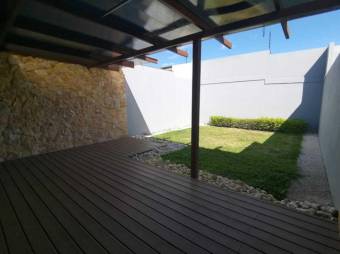 Se vende espaciosa casa con patio  y terraza en condominio de San Rafael de Escazú 23-2798  