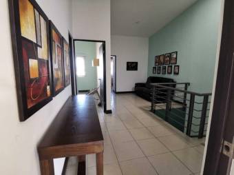 Se vende espaciosa casa con patio  y terraza en condominio de San Rafael de Escazú 23-2798  