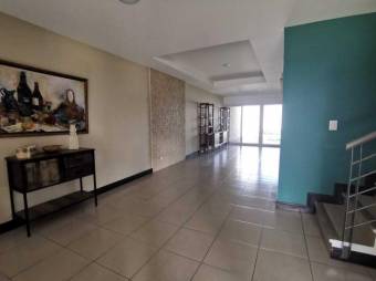 Se vende espaciosa casa con patio  y terraza en condominio de San Rafael de Escazú 23-2798  