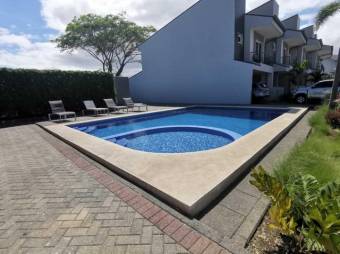 Se vende espaciosa casa con patio  y terraza en condominio de San Rafael de Escazú 23-2798  