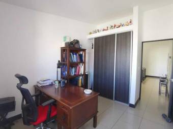 Se vende espaciosa casa con patio  y terraza en condominio de San Rafael de Escazú 23-2798  