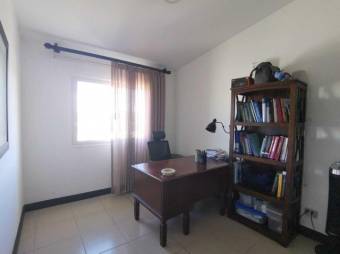 Se vende espaciosa casa con patio  y terraza en condominio de San Rafael de Escazú 23-2798  