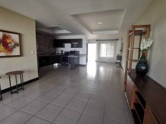 Se vende espaciosa casa con patio  y terraza en condominio de San Rafael de Escazú 23-2798  