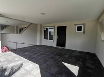 Se vende espaciosa casa con patio  y terraza en condominio de San Rafael de Escazú 23-2798  