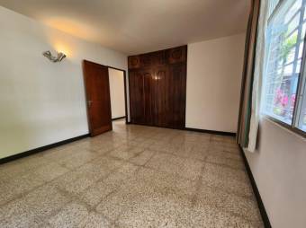 Se vende espaciosa casa con uso de suelo mixto, jardín y terraza en Catedral de San José 24-772