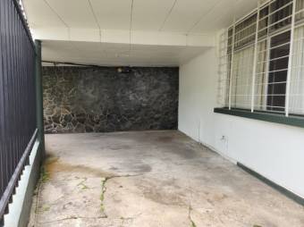 Se vende espaciosa casa con uso de suelo mixto, jardín y terraza en Catedral de San José 24-772