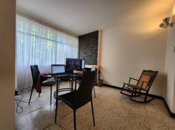 Se vende espaciosa casa con uso de suelo mixto, jardín y terraza en Catedral de San José 24-772