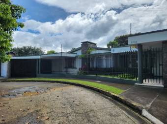 Se vende espaciosa casa con uso de suelo mixto, jardín y terraza en Catedral de San José 24-772