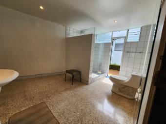 Se vende espaciosa casa con uso de suelo mixto, jardín y terraza en Catedral de San José 24-772