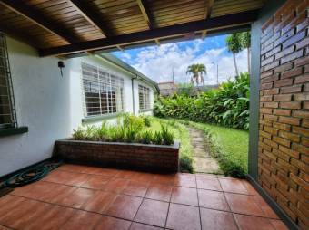 Se vende espaciosa casa con uso de suelo mixto, jardín y terraza en Catedral de San José 24-772