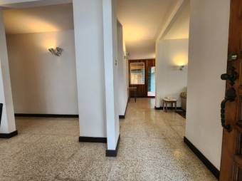 Se vende espaciosa casa con uso de suelo mixto, jardín y terraza en Catedral de San José 24-772