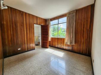 Se vende espaciosa casa con uso de suelo mixto, jardín y terraza en Catedral de San José 24-772