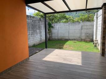 Se vende casa con patio y terraza en condominio de Piedades de Santa Ana 24-414