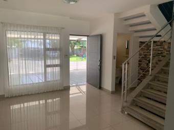 Se vende casa con patio y terraza en condominio de Piedades de Santa Ana 24-414