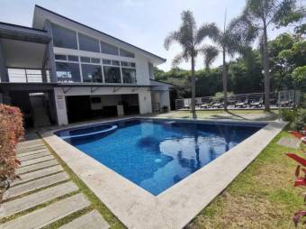 Se vende moderna y espaciosa casa en condominio de Brasil de Santa Ana 23-2910