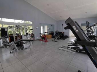 Se vende moderna y espaciosa casa en condominio de Brasil de Santa Ana 23-2910