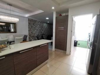 Se vende moderna y espaciosa casa en condominio de Brasil de Santa Ana 23-2910